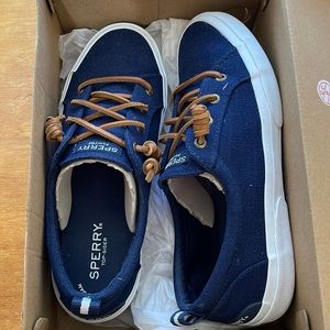 Navy Sperry size 8 memory foam shoes, like new condition.
